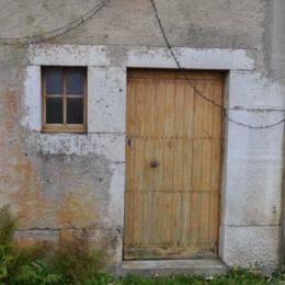 Fort-du-Plasne, Jura, oct 2012 caue39. La maison pastorale en gouttereau. Porte d'écurie. - FORT-DU-PLASNE (39150)