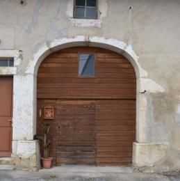 La Chaumusse, Jura, oct 2012 caue39. La maison pastorale en gouttereau. Porte de grange. - LA CHAUMUSSE (39150)