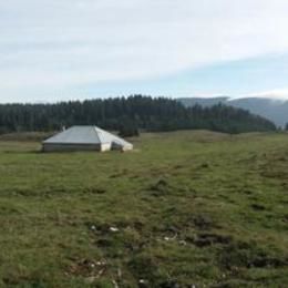 Lajoux, Jura, oct 2012. Le chalet d'alpage.Implantation du bâti, toiture à 4 pans. - LAJOUX (39310)