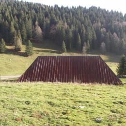 Lajoux, Jura, oct 2012. Le chalet d'alpage.Implantation du bâti, pente du terrain comme protection naturelle contre les vents - LAJOUX (39310)