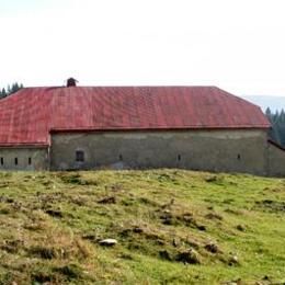 Lajoux, Jura, nov 2006 caue39. Le chalet d'alpage. Toiture à faîte allongé - LAJOUX (39310)