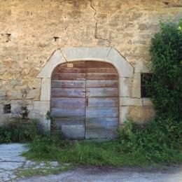 Mirebel, Jura, juil 2013 caue39. Ferme bloc de volume simple. Porte d'écurie, arc anse de panier et pierres taillées - MIREBEL (39570)