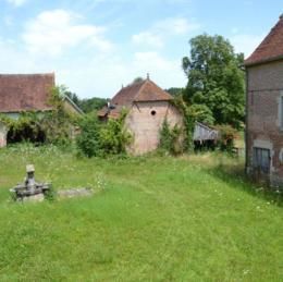 Chapelle-Voland, Jura, juil 2012 caue39. Ferme dissociée. Cour agricole et son puits - CHAPELLE-VOLAND (39140)