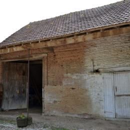 Chapelle-Voland, Jura, juil 2012 caue39. Ferme dissociée. Bâtiment agricole. Détail mur : tuiles disposées en lits horizontauxLieu-dit Le moulin rouge - CHAPELLE-VOLAND (39140)