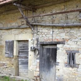 La Loye, Jura, mai 2013 caue39. Ferme dissociée. Linteaux droits en bois - LA LOYE (39380)