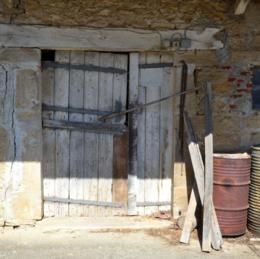 Chapelle-Voland, Jura, juil 2012 caue39. Ferme dissociée. Porte d'écurie et son linteau en bois, fenestron - CHAPELLE-VOLAND (39140)