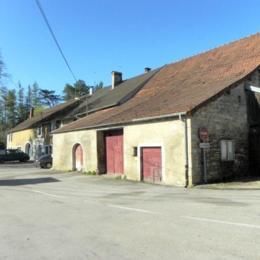 Pont-du-Navoy, Jura, avr 2011 caue39. Ferme bloc de volume simple, maisons en bande - PONT-DU-NAVOY (39300)