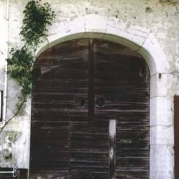Patornay, Jura, mai 1998 caue39. Ferme bloc de volume simple, porte de grange étirée en hauteur - PATORNAY (39130)