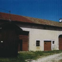 Vertamboz, Jura, mai 1998 caue39. Ferme bloc de volume simple, porte de grange étirée en hauteur - VERTAMBOZ (39130)
