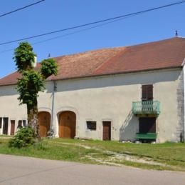 Monnet-la-Ville, Jura, juil 2011 caue39. Ferme bloc de volume simple - MONNET-LA-VILLE (39300)
