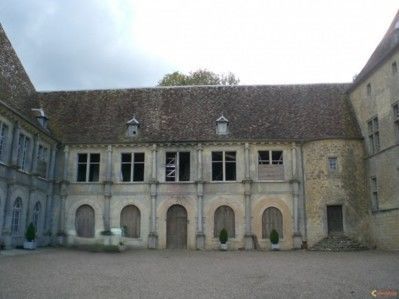 Dans le château de Filain (70), la maison forte du XVème siècle avec ses tours d’angle a été préservée ; le corps du logis du XVIème siècle situé à gauche possède deux tours d’angle d’aspect défensif. Une galerie en L jadis ouverte sur la cour a été remaniée plus tard
Remaniée au XVIème siècle, sa façade est pourvue de deux tours carrées. - FILAIN (70230)
