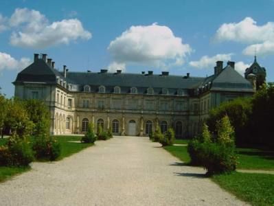 Au château de Champlitte (70), la galerie principale est construite à la Renaissance (1570-1580) et forme la façade principale encadrée de deux ailes rajoutées au XVIIIème siècle. - CHAMPLITTE (70600)