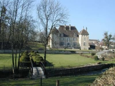 Le château de Filain (70) possède de très beaux jardins, devenus célèbres grâce à une variété de roses baptisée du nom du château. - FILAIN (70230)