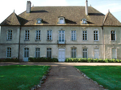 Château de Boult : le bâtiment est de plan rectangulaire dont les extrémités sont en légère saillie et forment deux avant-corps latéraux. De grandes fenêtres en arc segmentaire dispensent généreusement la lumière. - BOULT (70190)