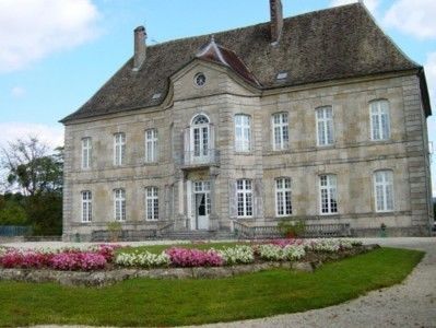 Le château de Vaire-Arcier (25), édifié en 1718, est l’un des premiers exemples de
demeures rurales inspirées des modèles parisiens. Petit édifice c’est un bel exemple de
l’architecture du début du XVIIIème siècle délicate et sobre. Une porte cochère sans
couvrement, à grille en fer forgé, donne accès à la cour d’honneur. La façade sur les
jardins a un avant-corps coiffé d’un toit à croupe avec fronton triangulaire. La façade sur
les jardins a un avant corps aux façades latérales concaves surmonté d’un toit à croupe
inscrit dans un grand fronton triangulaire pris sur les combles Si sa façade sur cour est sévère, celle sur jardin présente un mouvement concave de l’avant corps central. - VAIRE-ARCIER (25220)