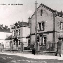Tavaux, Jura, non daté, carte postale ancienne. Mairie et écoles - TAVAUX (39500)