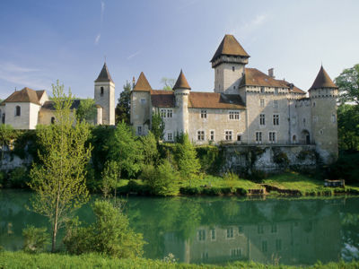 Le château, fortement remanié au XVIIIème siècle, se dresse au bord de la Loue dans laquelle il se reflète.  - CLERON (25330)