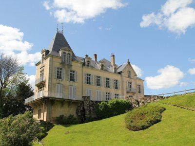 L'architecte bisontin Ducat fut chargé de la construction d'une demeure spacieuse. Ensemble complet, bien conservé, relativement documenté, ce château se distingue des demeures semblables de cette époque par l'aménagement exceptionnel d'un site de reculée caractéristique du Jura. - VAUX-SUR-POLIGNY (39800)
