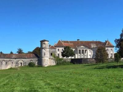 Le château fut bâti à proximité de l'ancienne forteresse féodale d'origine. Il représente un brillant et rare témoignage d'architecture néoclassique en France, particulièrement en Franche-Comté. Il fut fondé en 1778 pour le marquis François Terrier de Santans. La façade donnant sur le jardin s'orne d'une rotonde coiffée d'une coupole. A l'intérieur, le vestibule comporte 12 colonnes à chapiteaux corinthiens soutenant une tribune à balustrades, à laquelle on accède par un escalier majestueux, à double révolution. - MONCLEY (25170)