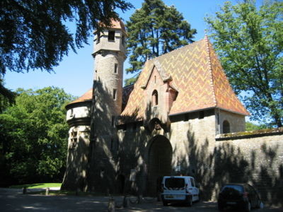 Châtelet à l'entrée du domaine du château de Bournel - CUBRY (25680)