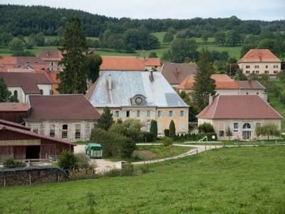 Château Marguier, édifié vers 1760, est un édifice rectangulaire d'allure imposante, couvert d'une toiture à très forte pente et en zinc. - AUBONNE (25520)