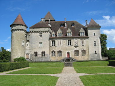 Au pied du château, s'étend un jardin aux lignes sobres, empreint de romantisme. Il est agrémenté d'un petit pavillon, dessiné par l'architecte comtois Bertrand. - CLERON (25330)