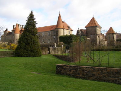 Château de Bournel : Parcs et jardins inscrits à l’inventaire des monuments historiques ; ils se composent de terrasses dont une possède des échauguettes, d'un jardin à la française, d'un potager dont les entrées sont ornées de sculptures remarquables et d'un parc à l’anglaise. Le parc est traversé d'allées régulières et irrégulières et d'une allée couverte. Il est parsemé de diverses fabriques dont un kiosque et d'un bassin.  - CUBRY (25680)