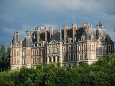 Château des Grammont : construction de style néo-Louis XIII : la dissymétrie des ailes est et ouest dissimule l'ancienneté du château et marque la différence de fonction de chaque partie. 
Edifié entre 1882 et 1887 par l'architecte Eugène Danjoy, le château est le dernier grand édifice de ce type construit en Franche-Comté. Il remplace l'ancienne demeure incendiée durant la guerre de 1870 – 1871. De l’ancien château, il ne reste qu’une tour féodale.
 - VILLERSEXEL (70110)