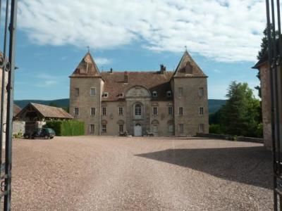 Le Château de Buthiers (70) construit au XVIIème siècle sur les ruines d'un château médiéval. De l'ancien château fort, il ne subsiste aujourd'hui qu'une partie du donjon accolé aux bâtiments plus récents. Le parc a été aménagé entre le XVIIIème siècle et le XIXème siècle et première moitié du XXème siècle et comprend un pavillon chinois et une orangerie. - BUTHIERS (70190)