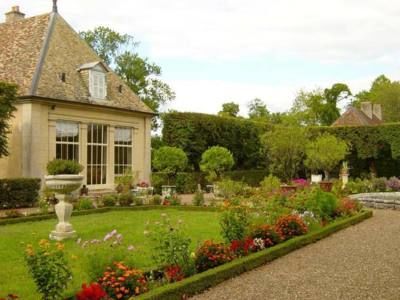 Le château de Jallerange (25), reconstruit en 1742, a été rendu célèbre par son jardin à la française dessiné par Lenôtre lui-même : bosquets durs, salle des marronniers, salle des noyers, charmilles, glacière, statues, cadran solaire et
vases d'Anduze.
Un jardin anglais a été ajouté au XIXème siècle. - JALLERANGE (25170)
