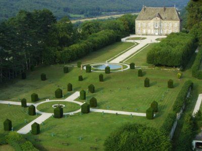 Le Château et son parc : des jardins à la française qui magnifient le panorama sur la vallée du Doubs, à travers leur enchaînement d'allées, de bosquets et de bassins ornés de statues. - VAIRE-ARCIER (25220)