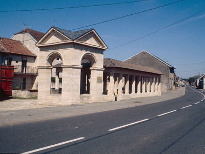 Oyières, Haute-Saône, 1992 Boisnard, P. - © Monuments historiques : fontaine-lavoir, 1827-1829, architecte Louis Moreau - OYRIERES (70600)