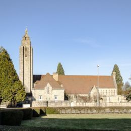 Eglise Sainte-Anne, Tavaux (39), janv 2017 caue39 : vue générale extérieure - façade latérale - tour clocher - presbytère  - TAVAUX (39500)