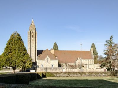 Eglise Sainte-Anne, Tavaux (39), janv 2017 caue39 : vue générale extérieure - façade latérale - tour clocher - presbytère  - TAVAUX (39500)