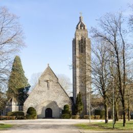 Eglise Sainte-Anne, Tavaux (39), janv 2017 caue39 : vue générale extérieure - façade principale - porche à voussures - tour clocher - TAVAUX (39500)
