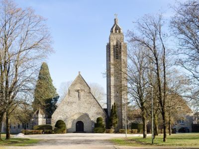 Eglise Sainte-Anne, Tavaux (39), janv 2017 caue39 : vue générale extérieure - façade principale - porche à voussures - tour clocher - TAVAUX (39500)