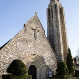 Eglise Sainte-Anne, Tavaux (39), janv 2017 caue39 : vue extérieure - façade pignon entrée principale - tour clocher - TAVAUX (39500)