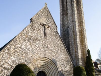 Eglise Sainte-Anne, Tavaux (39), janv 2017 caue39 : vue extérieure - façade pignon entrée principale - tour clocher - TAVAUX (39500)