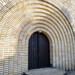 Eglise Sainte-Anne, Tavaux (39), janv 2017 caue39 : vue extérieure - pignon entrée principale - détail porche à 9 voussures - TAVAUX (39500)