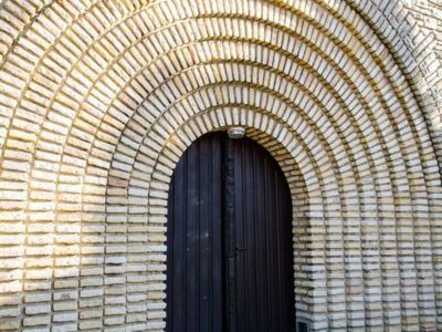 Eglise Sainte-Anne, Tavaux (39), janv 2017 caue39 : vue extérieure - pignon entrée principale - détail porche à 9 voussures - TAVAUX (39500)