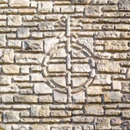 Eglise Sainte-Anne, Tavaux (39), janv 2017 caue39 : vue extérieure - détail appareillage mur en pierres à forts joints creux - symbole chrétien  - TAVAUX (39500)