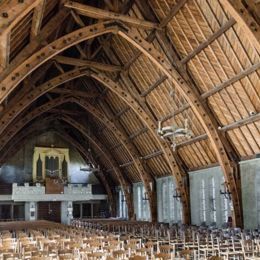 Eglise Sainte-Anne, Tavaux (39), janv 2017 caue39 : vue intérieure - nef unique à charpente avec arcs sans entraits - plan moyen côté orgue - TAVAUX (39500)