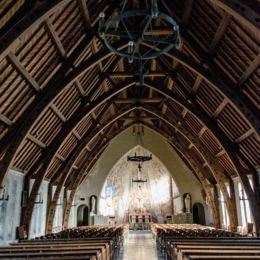 Eglise Sainte-Anne, Tavaux (39), janv 2017 caue39 : vue intérieure - nef unique à charpente avec arcs sans entraits - plan moyen côté autel - TAVAUX (39500)