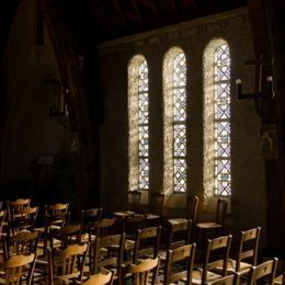 Eglise Sainte-Anne, Tavaux (39), janv 2017 caue39 : vue intérieure - vitraux sur les murs bas - TAVAUX (39500)