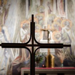 Eglise Sainte-Anne, Tavaux (39), janv 2017 caue39 : vue intérieure - détail symbole chrétien (croix) - arrière-plan autel - TAVAUX (39500)