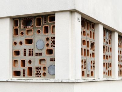 Chapelle Saint-Luc, 1968 Cencelme architecte Lons le Saunier (39), avril 2017 caue39 :  vue extérieure angle vitraux (Alain Bouvier) - LONS-LE-SAUNIER (39000)