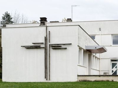 Chapelle Saint-Luc, 1968, Cencelme architecte, Lons le Saunier (39), avril 2017 caue39 :  façade extérieure Ouest croix - LONS-LE-SAUNIER (39000)