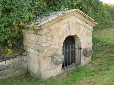 Petite construction en pierre de taille avec un toit à deux pans en dalles de pierres. Une ouverture en façade pour accéder à un bassin rectangulaire quI occupe toute la surface intérieure. De chaque côté de la porte, un bloc de pierre taillé pour servir à poser les seaux. 06/2017 F Leng phot. 01 caue39 - FRASNE-LES-MEULIERES (39290)