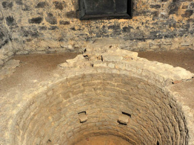 Fontaine couverte par une charpente en bois, sans murs.
Le fût de la fontaine en pierre est de section carrée, en forme d’obélisque
Le canon est orné d'un mascaron à tête de lion, il alimente un bassin rectangulaire en pierre.
Sur la face avant de la fontaine : "Montigny les Arsures capitale du Trousseau, eau potable à consommer avec modération."
06/2017 F Leng phot. 01 caue39 - MONTIGNY-LES-ARSURES (39600)
