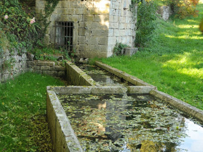 Abergement-le-Grand, oct 2011 F. Leng / CAUE39 : Lavoir ouvert avec captage de source - ABERGEMENT-LE-GRAND (39600)